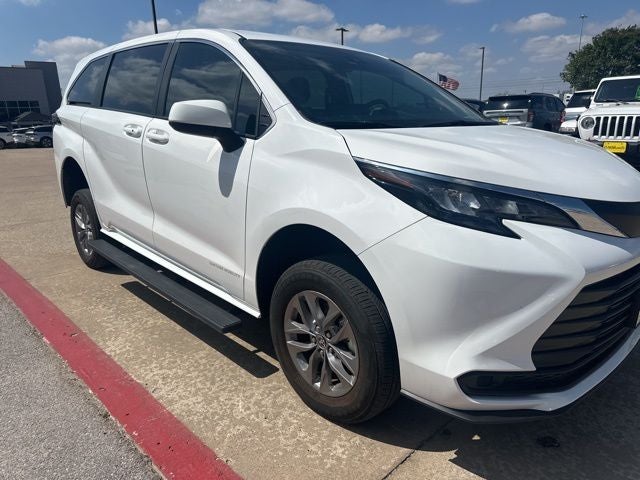 2025 Toyota Sienna LE 8 Passenger