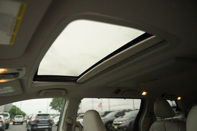 2013 Toyota Sienna XLE 8 Passenger