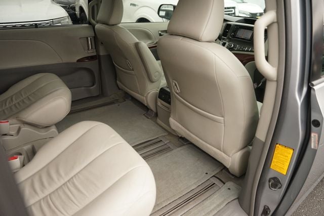 2013 Toyota Sienna XLE 8 Passenger
