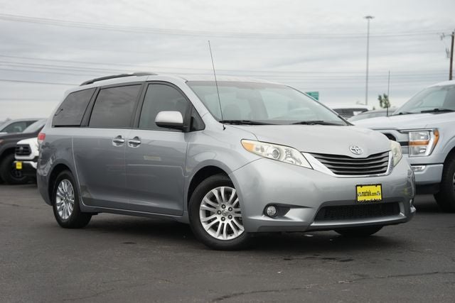 2013 Toyota Sienna XLE 8 Passenger