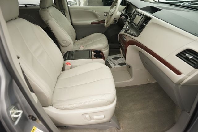2013 Toyota Sienna XLE 8 Passenger