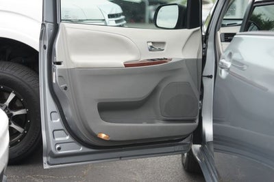 2013 Toyota Sienna XLE 8 Passenger