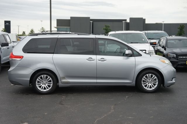 2013 Toyota Sienna XLE 8 Passenger