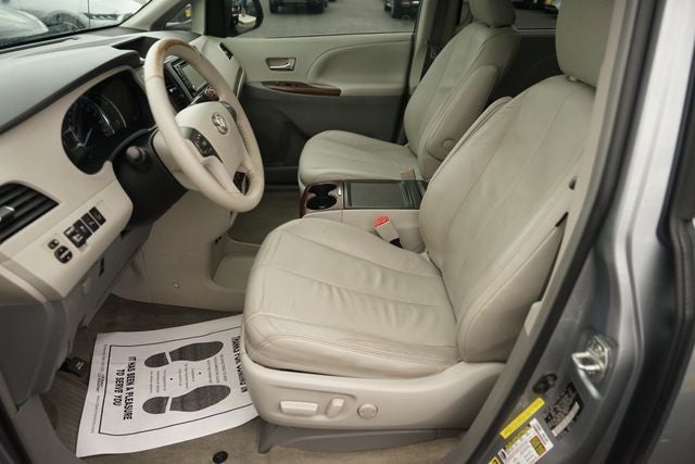2013 Toyota Sienna XLE 8 Passenger
