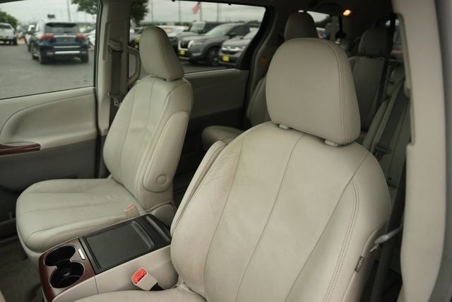 2013 Toyota Sienna XLE 8 Passenger