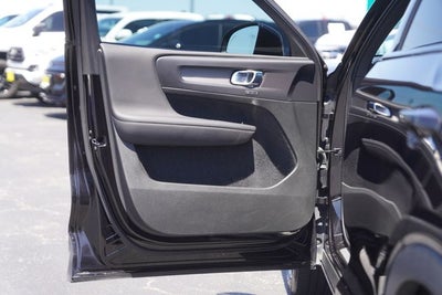 2020 Volvo XC40 R-Design
