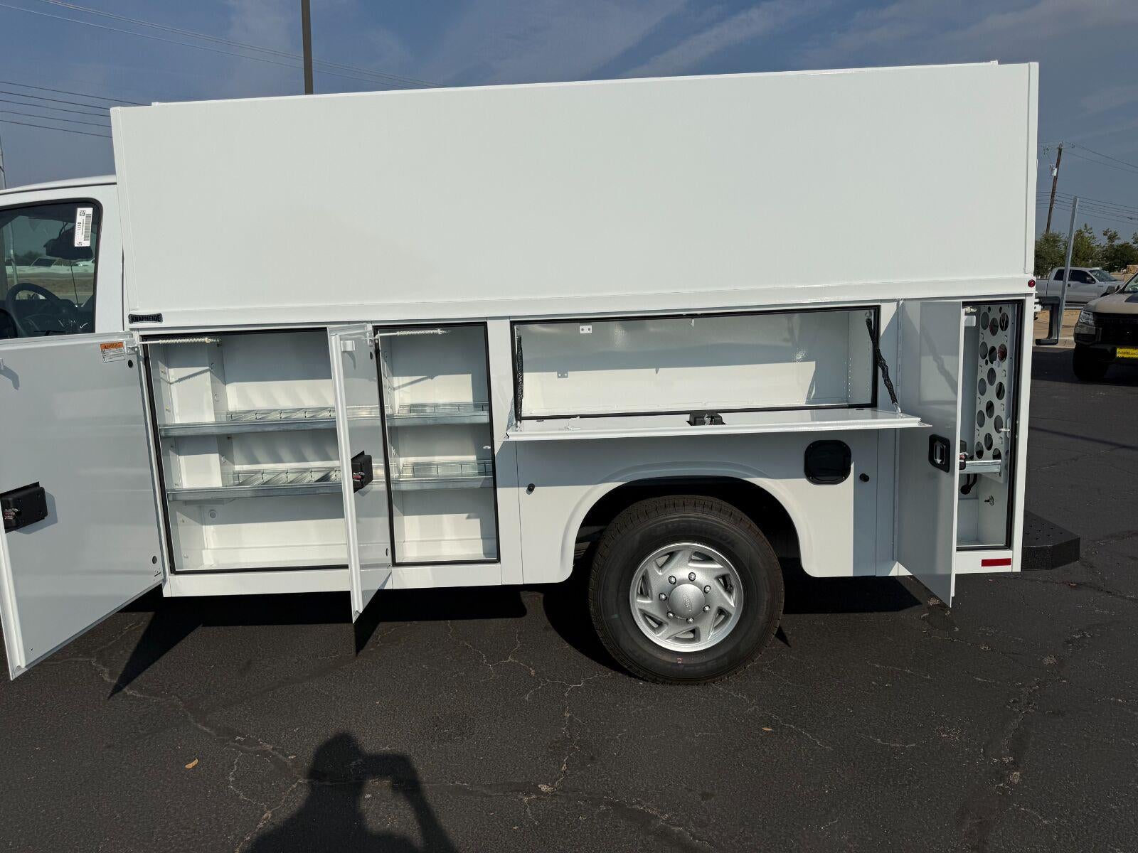 2027 Ford E-Series Cutaway BASE