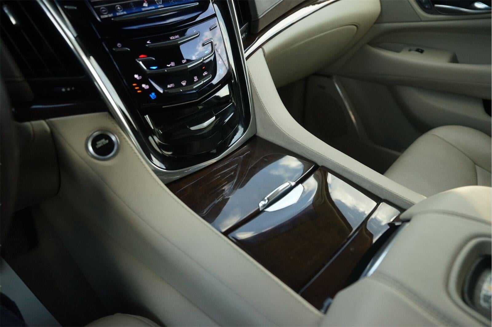 2017 Cadillac Escalade Luxury