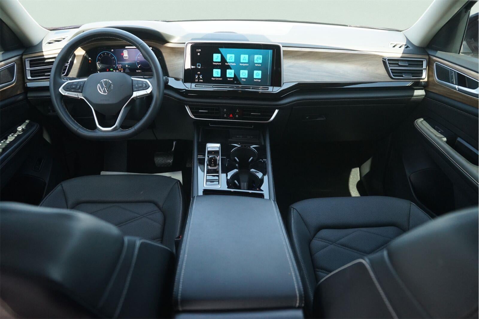 2024 Volkswagen Atlas 2.0T SE w/Technology