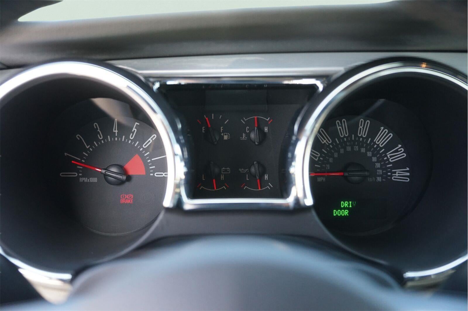 2006 Ford MUSTANG Base