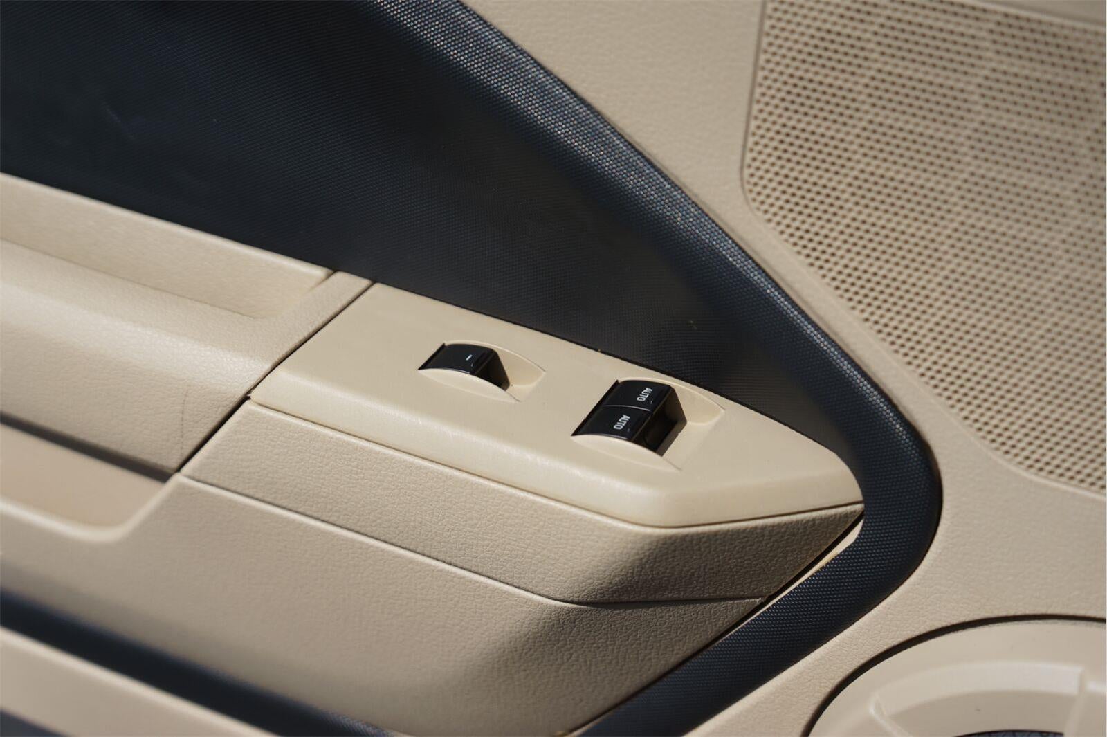 2006 Ford MUSTANG Base