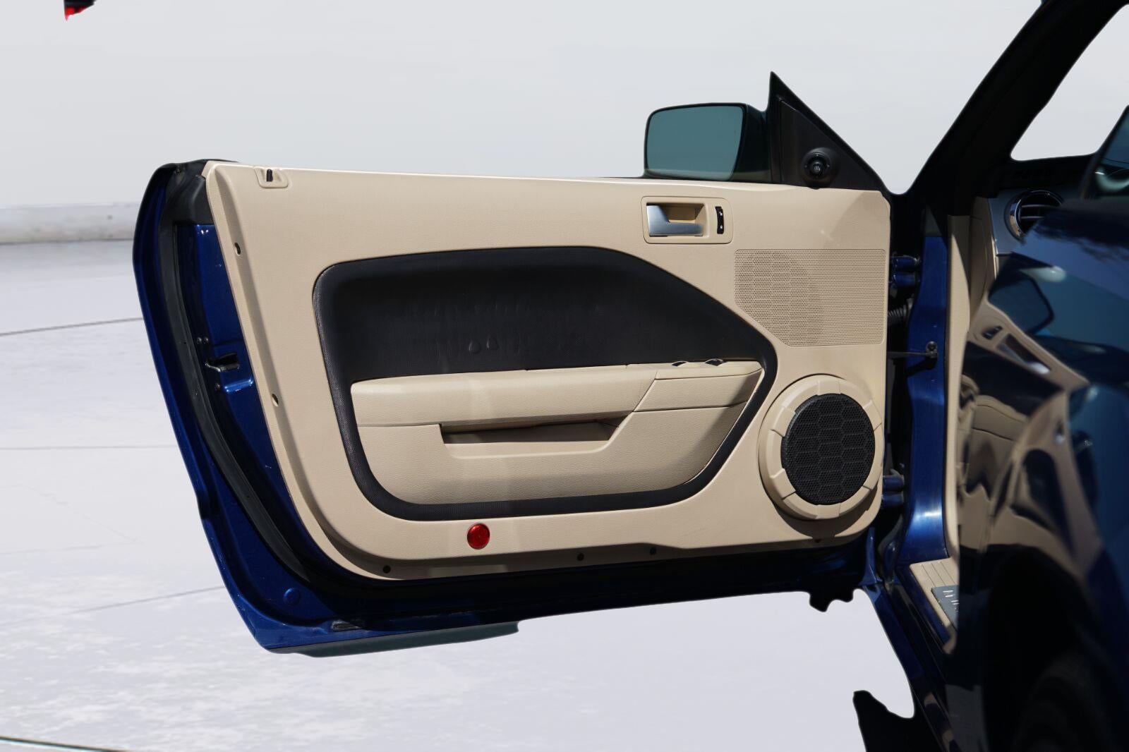 2006 Ford MUSTANG Base