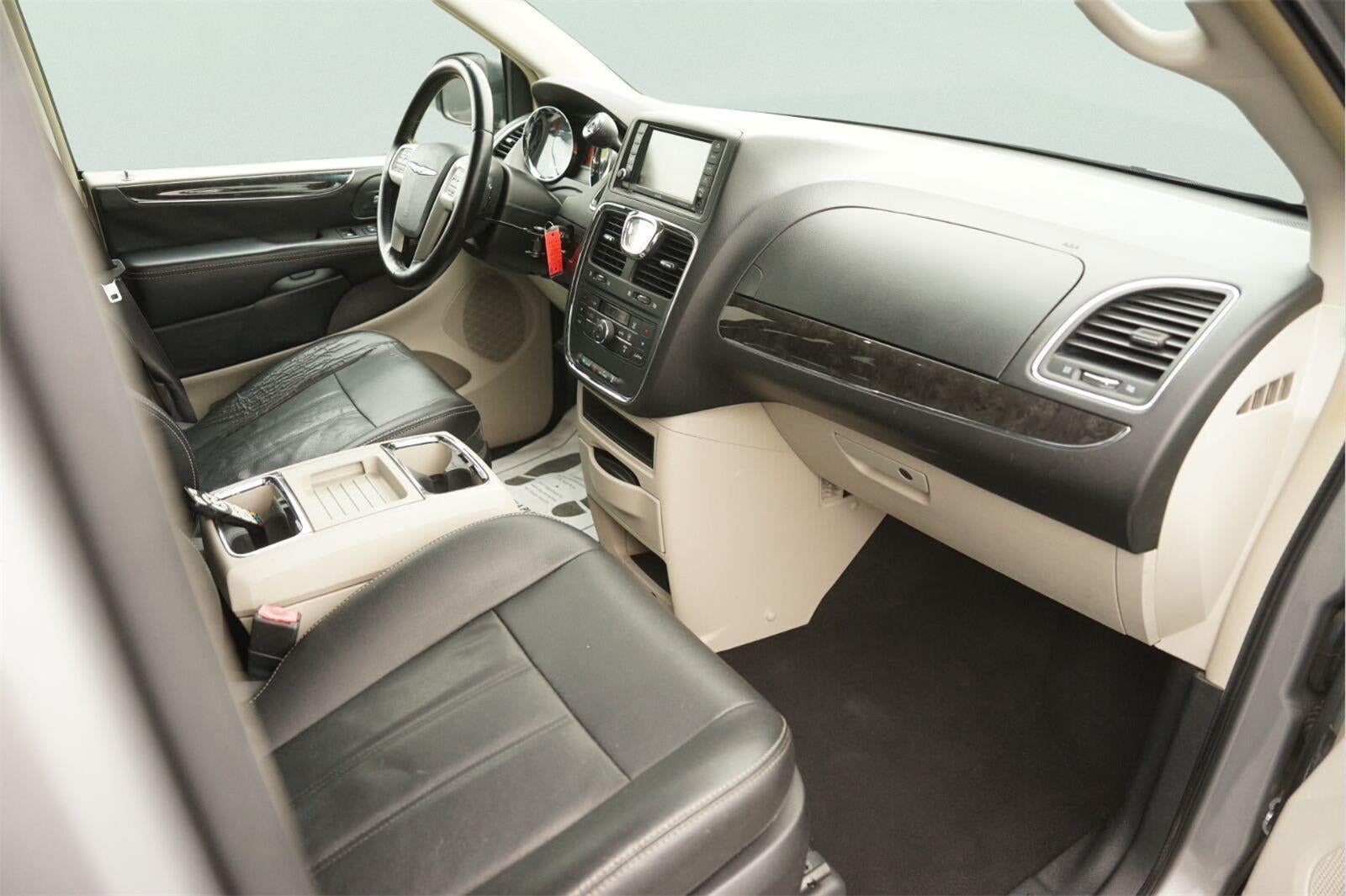 2016 Chrysler Town & Country Touring