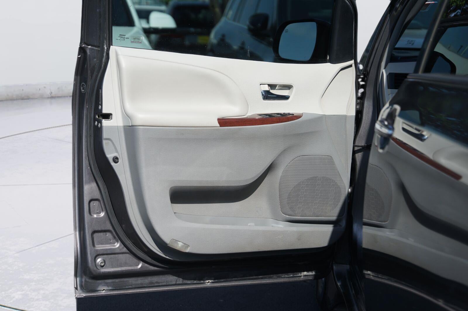 2013 Toyota Sienna XLE 8-Passenger