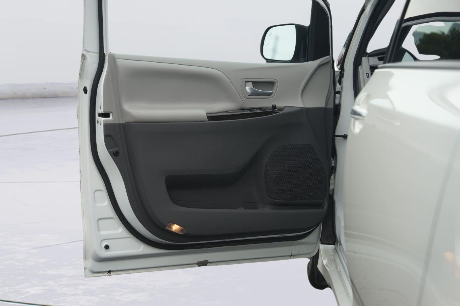 2020 Toyota SIENNA Base